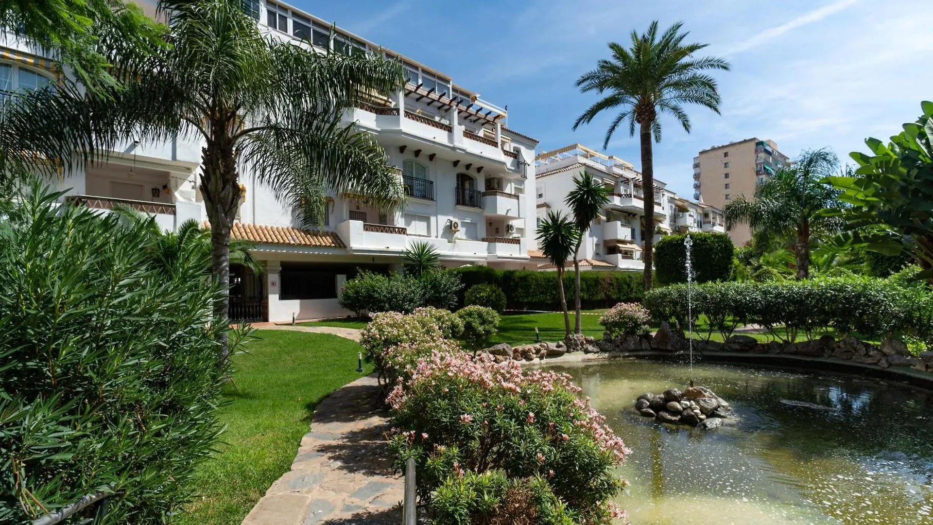 Holidays & Homes I Benalmadena Playa, Piscinas ,Relax Spain