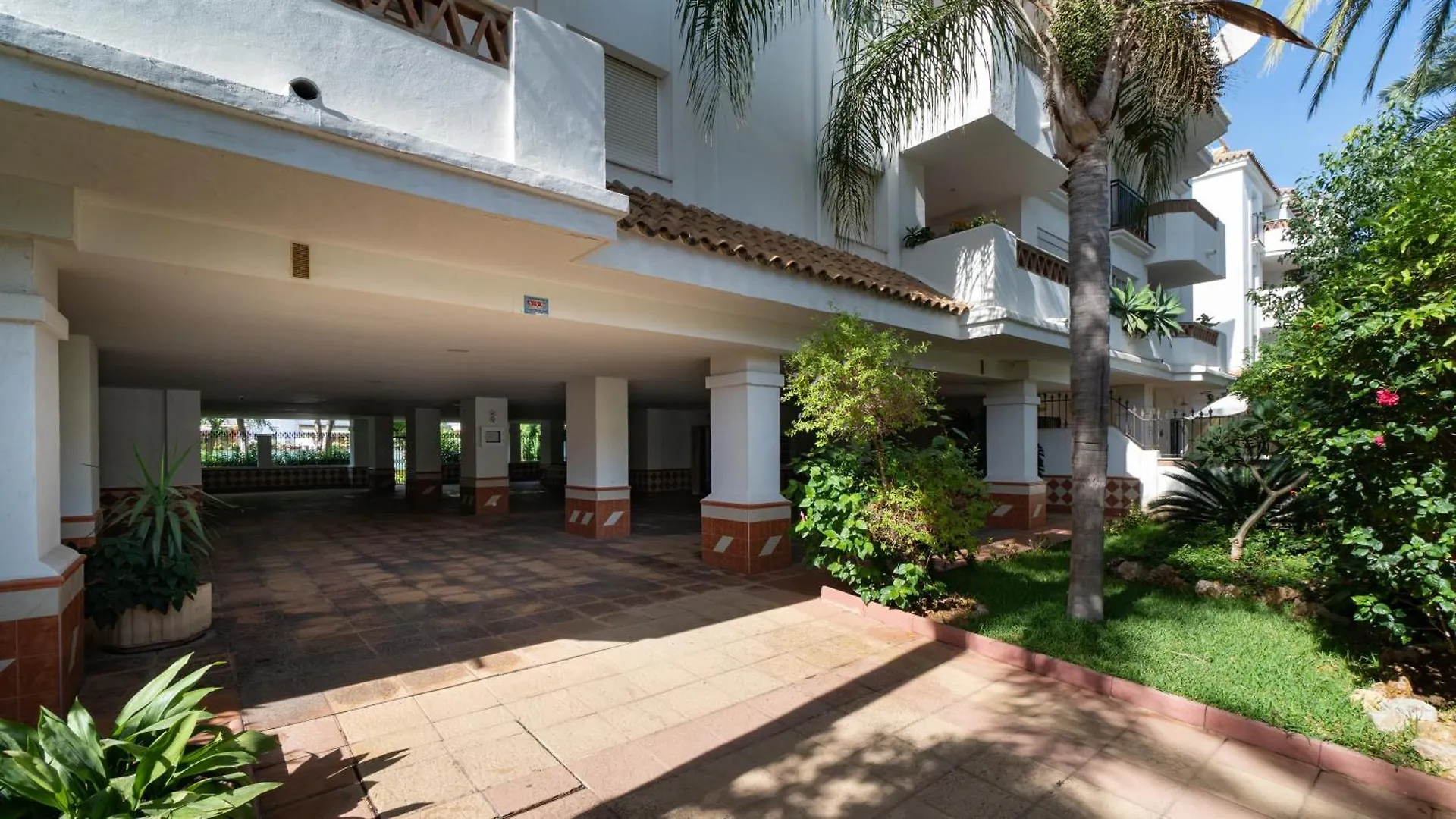 Holidays & Homes I Benalmadena Playa, Piscinas ,Relax Apartment